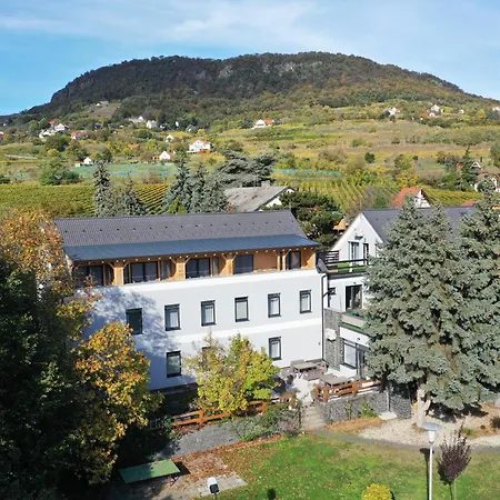 Bed & Breakfast Fonix Badacsony 3*