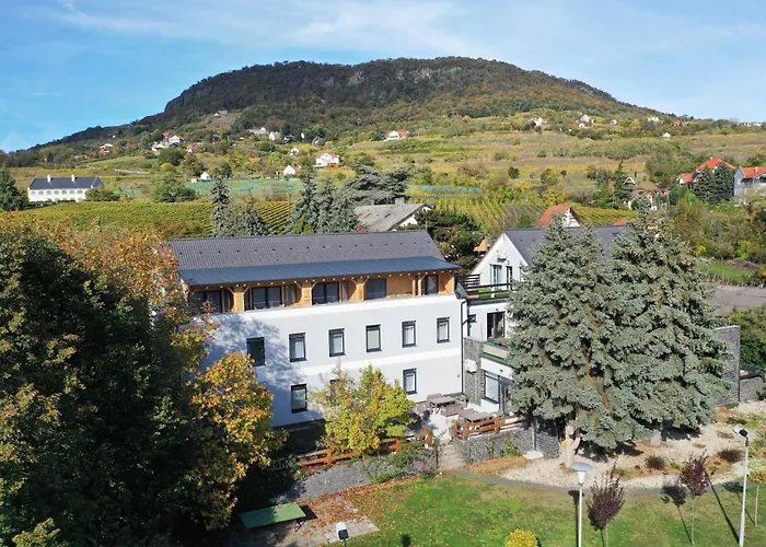 Alojamento de Acomodação e Pequeno-almoço Fonix Badacsony 3*